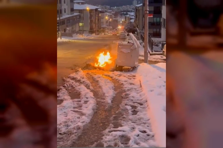 Çöp konteynırı yanına bırakılan eşyalar alev aldı