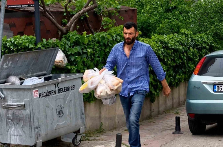 Çöpe atılan tonlarca ekmeği toplayıp hayvanlara ulaştırıyor