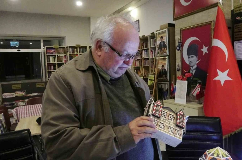 Çöpe gidecek malzemeleri sanata dönüştüren emekli usta tarihi maketlerle yaşatıyor