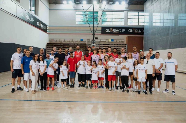 Corendon Turizm Grubu ve ZİÇEV çocukları, A. Efes antrenmanını ziyaret etti