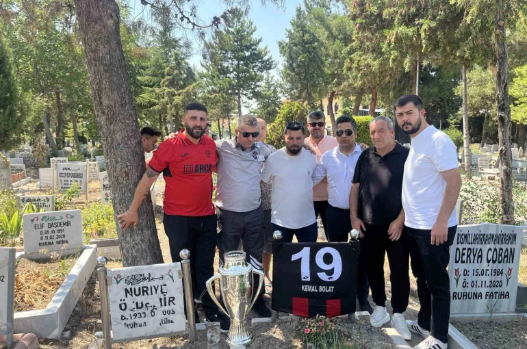 Çorum FK’nın şampiyonluk kupası, emektar gazetecisinin kabrine götürüldü