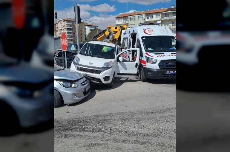 Çorum’da 3 araç kavşakta çarpıştı: 2 yaralı