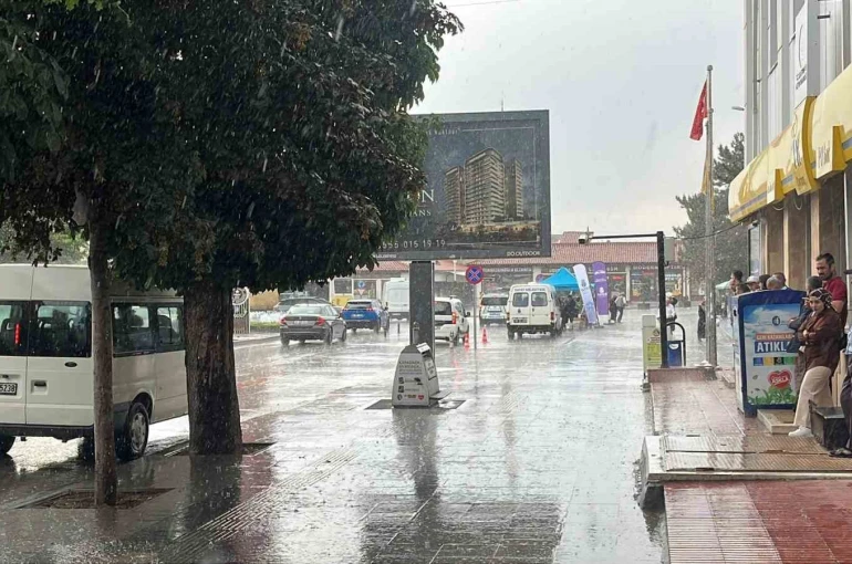 Çorum’da aniden bastıran sağanak vatandaşlara zor anlar yaşattı