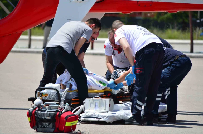 Çorum’da balkondan düşen çocuk ağır yaralandı, ambulans helikopterle Ankara’ya sevk edildi 