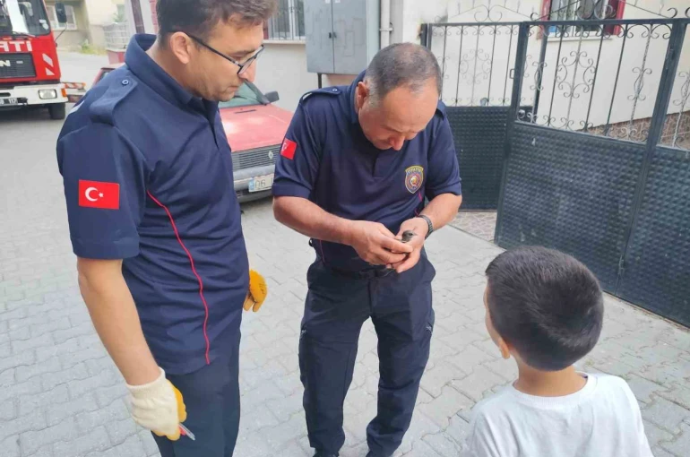 Çorum’da çatı kenarına sıkışan kuşu itfaiye kurtardı