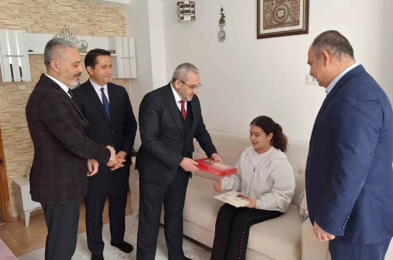 Çorum’da evde eğitim gören öğrencinin karnesini milli eğitim müdürü verdi