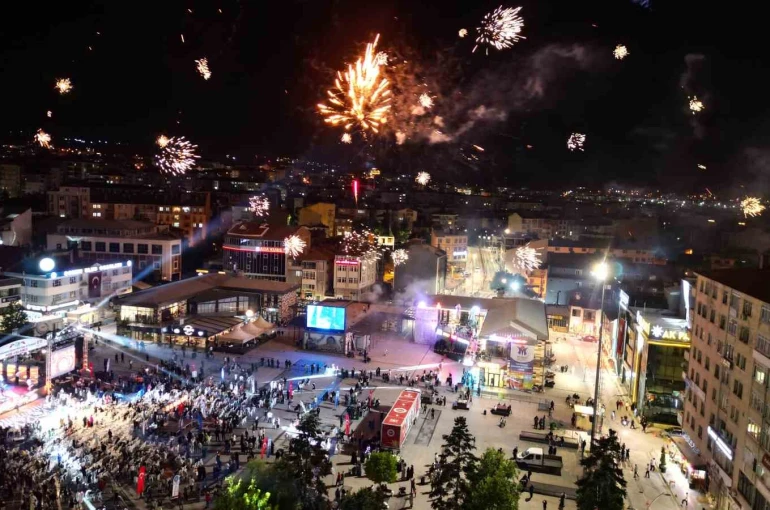 Çorum’da festival coşkusu havai fişek gösterisiyle zirveye çıktı