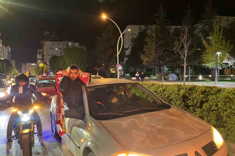 Çorum’da Galatasaray taraftarları derbi galibiyetini kutladı