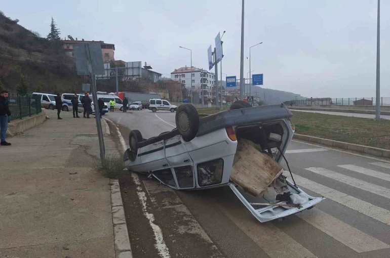 Çorum’da hafif ticari araç ile otomobil çapıştı: 1 yaralı