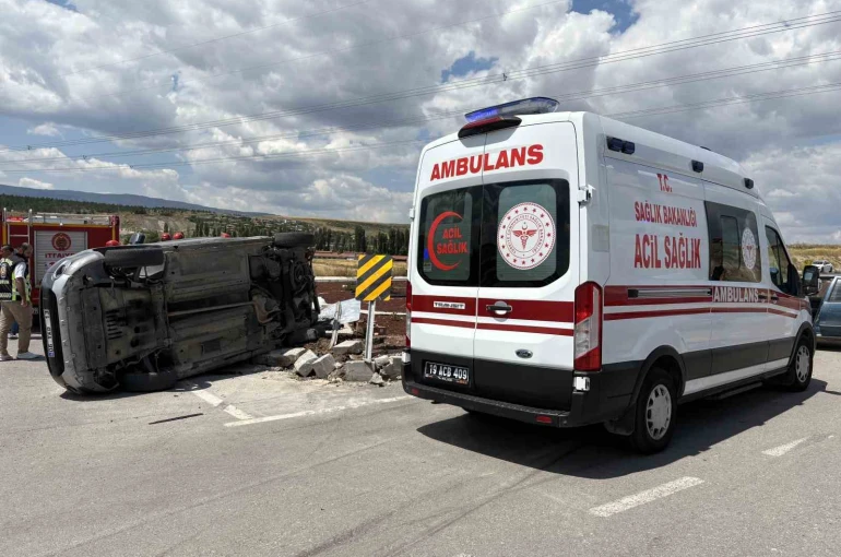 Çorum’da hafif ticari araç ile otomobil çarpıştı: 2’si ağır 5 yaralı