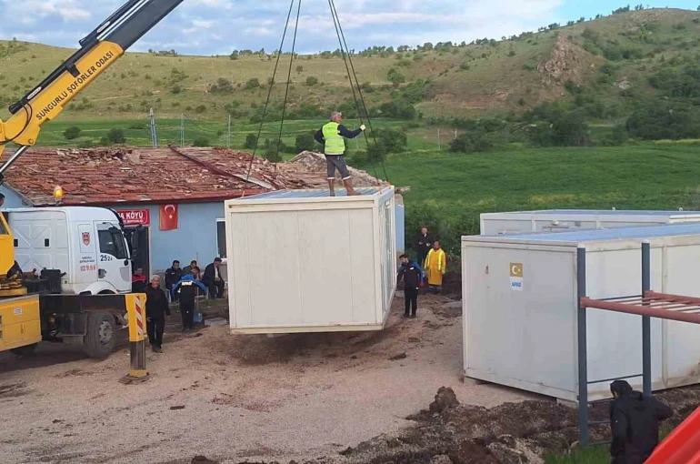 Çorum’da hortumdan etkilenen köylerde yaralar sarılıyor