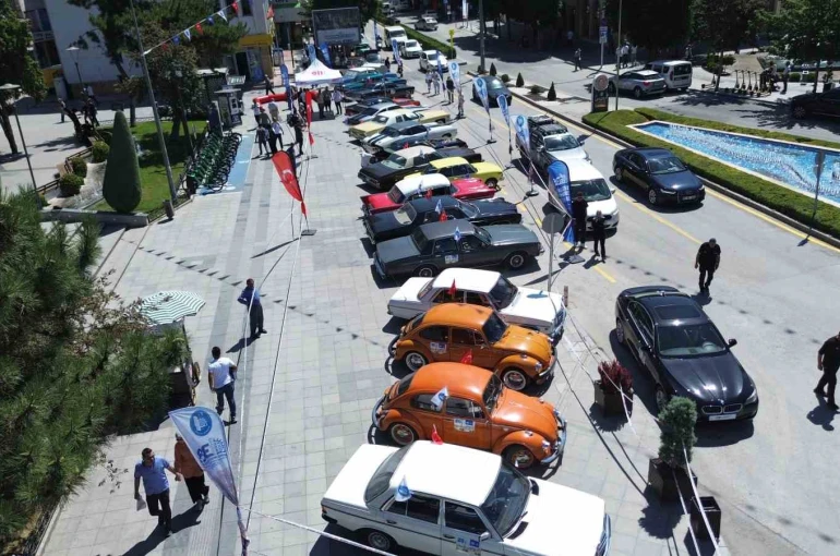 Çorum’da klasik otomobil rüzgarı: Vatandaşlar büyük ilgi gösterdi