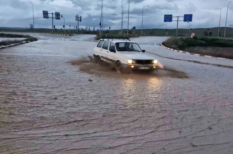 Çorum’da kuvvetli sağanak su baskınlarına sebep oldu