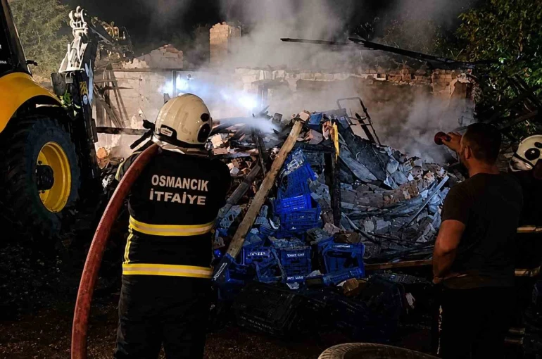 Çorum’da metruk bina alevlere teslim oldu