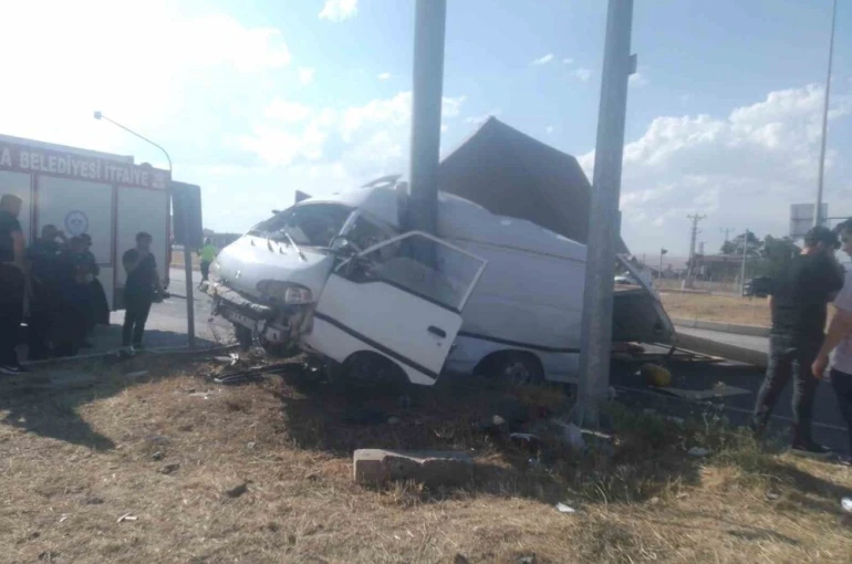 Çorum’da minibüs ile kamyonet çarpıştı: 5 yaralı