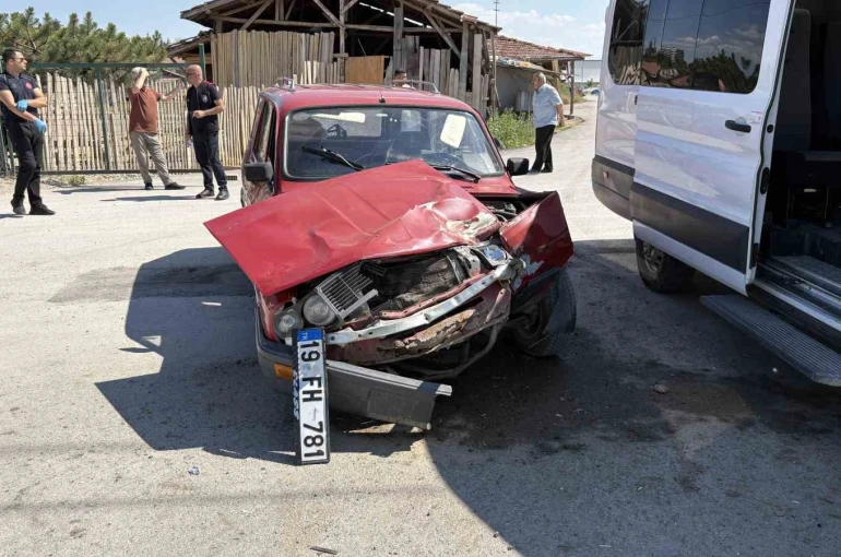 Çorum’da minibüs ile otomobil çarpıştı: 2 yaralı