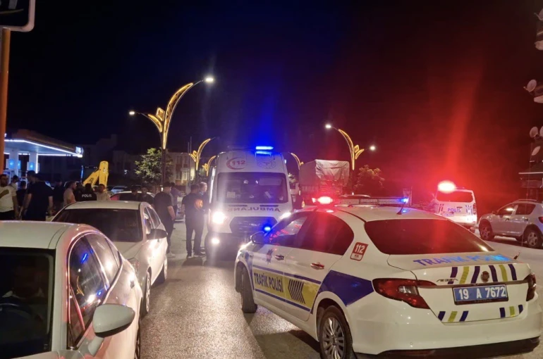 Çorum’da otomobil ile motosiklet çarpıştı: 1’i ağır 2 yaralı
