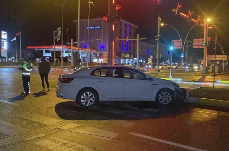 Çorum’da otomobil refüje çarptı: 1 yaralı