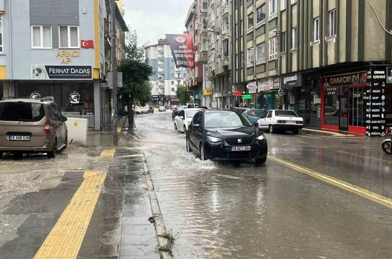 Çorum’da sağanak sonrası sokaklar göle döndü