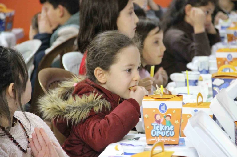 Çorum’da ’tekne orucu’ coşkusu: Yüzlerce çocuk aynı anda iftarını açtı