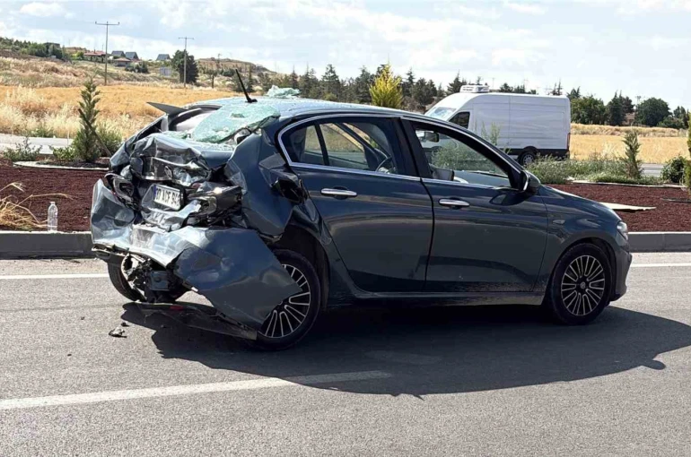 Çorum’da tır ile çarpışan otomobil kullanılmaz hale geldi