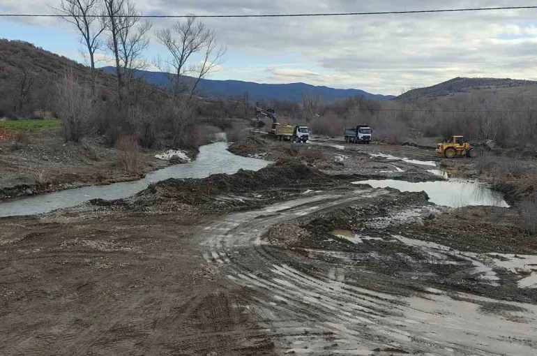 Çorum’da ulaşıma kapanan yolda ulaşım geçici köprüden sağlanacak