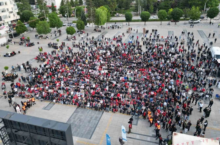 Çorum’da yüzlerce vatandaş A Milli Futbol Takımı’nı birlikte destekledi