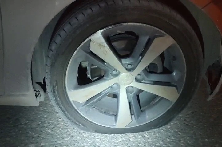 Çukura giren otomobilin lastikleri patladı