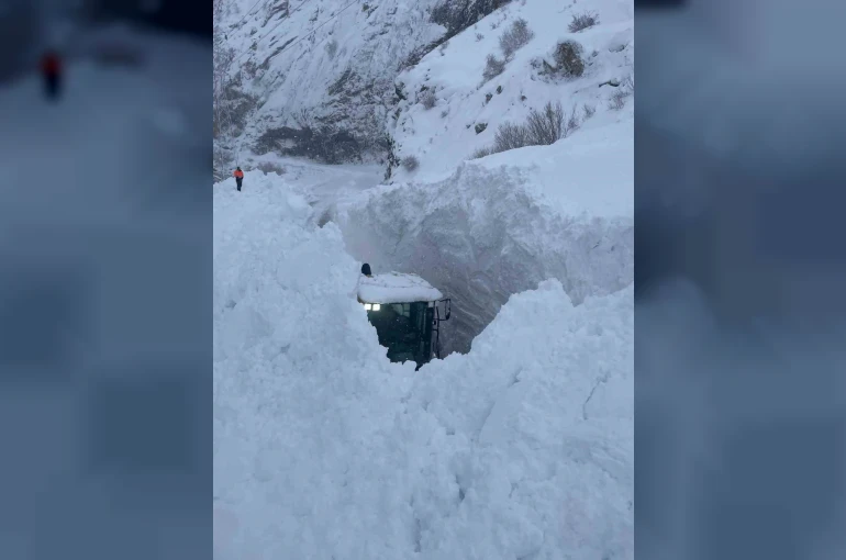 Çukurca yolunda nefes kesen çığ temizliği