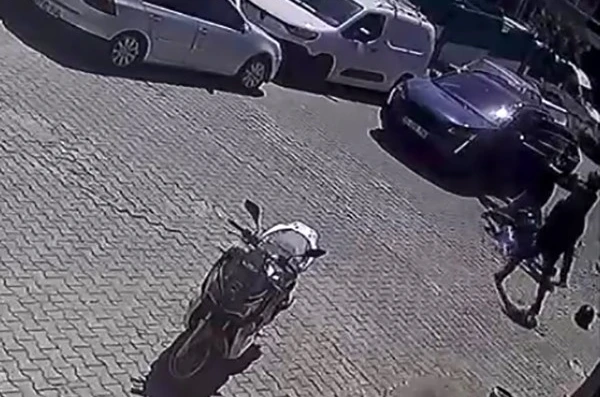Çukurdan kaçmak için yavaşlayan motosikletliyi böyle darp etti