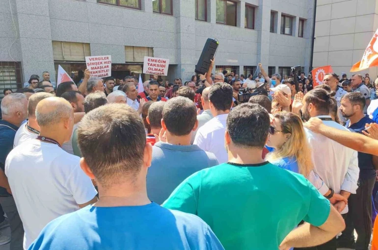 Çukurova Üniversitesi Balcalı Hastanesi’nde çalışanlar eylem başlattı