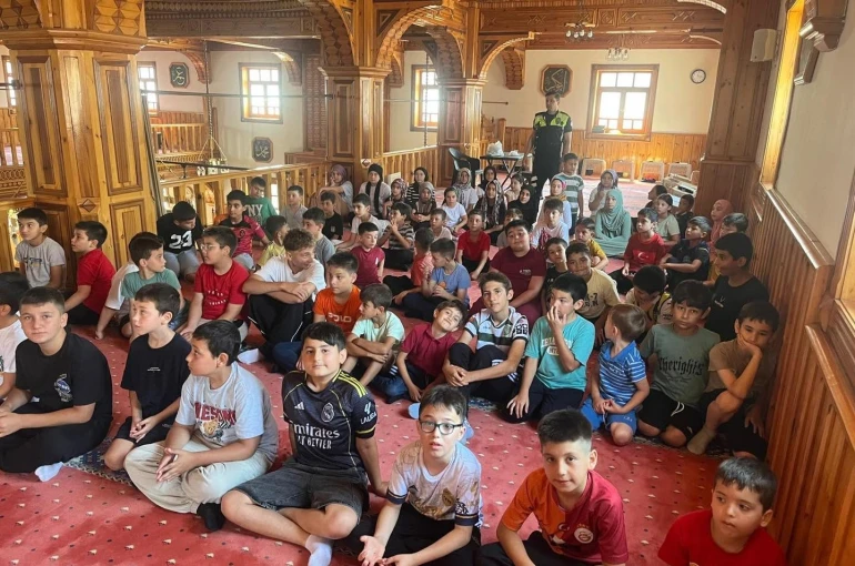 Cumayeri’nde yaz Kur’an kursu öğrencilerine trafik bilinci eğitimi