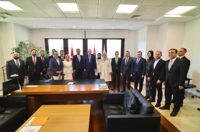 Cumhurbaşkanı Erdoğan, AK Parti İstanbul İl Başkanlığını ziyaret etti