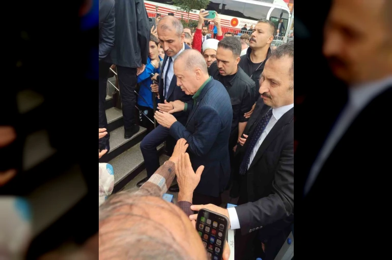 Cumhurbaşkanı Erdoğan cuma namazını Güneysu Merkez Camii’nde kıldı