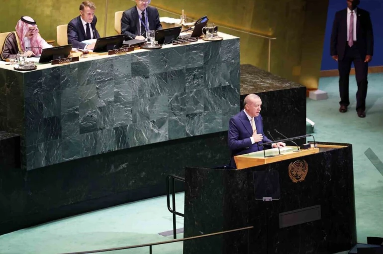 Cumhurbaşkanı Erdoğan: "Holokost zulmüyle kökü kazınmak istenen bir toplumu yöneten Netanyahu hükümeti, aynı toprağı suyu havayı, denizi paylaştığı binlerce yıllık komşularına soykırım uyduruyor"