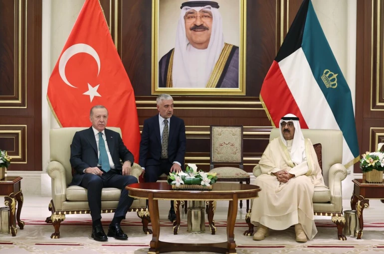 Cumhurbaşkanı Erdoğan, Kuveyt’te resmi törenle karşılandı