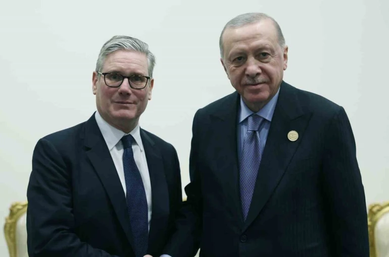 Cumhurbaşkanı Erdoğan, Mısır’da İngiltere Başbakanı Starmer ile görüştü
