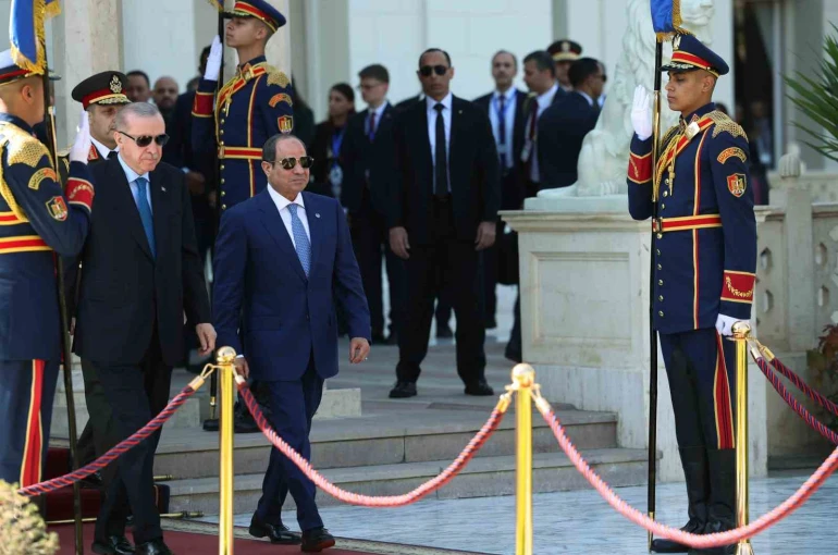 Cumhurbaşkanı Erdoğan, Mısır’da resmi törenle karşılandı