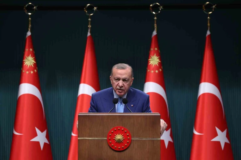 Cumhurbaşkanı Erdoğan: "Muhalefetin iş bilmezliğine bakıp asla umutsuzluğa kapılmayın, liyakatli kadrolar Türkiye’de iş başındadır"