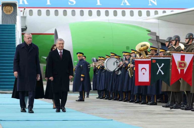 Cumhurbaşkanı Erdoğan, Özbekistan Cumhurbaşkanı Mirziyoyev’i havalimanında karşıladı 