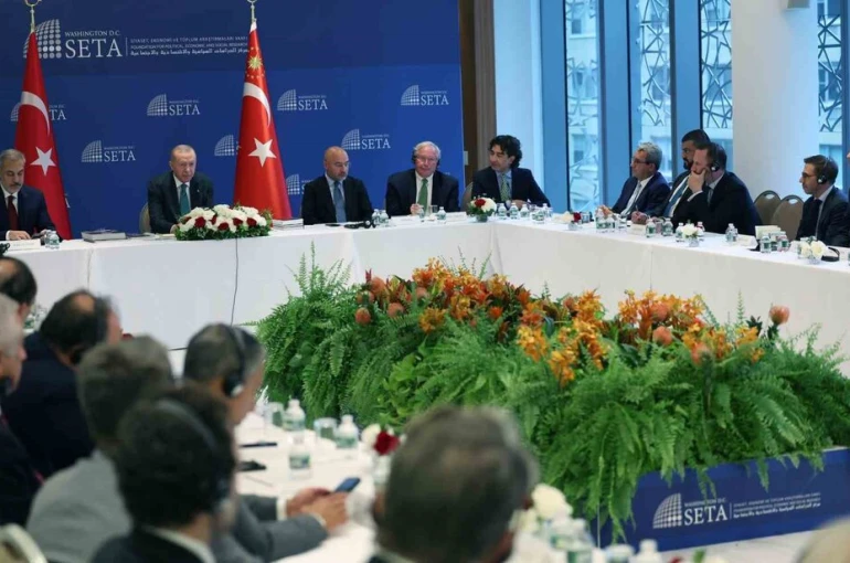 Cumhurbaşkanı Erdoğan, SETA eşgüdümünde ABD’li düşünce kuruluşu temsilcileriyle bir araya geldi
