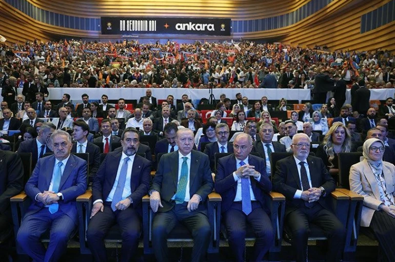 Cumhurbaşkanı Erdoğan: "Siyasi rakiplerimiz koltuk kavgası verirken biz Türkiye’yi geleceğe hazırlamanın mücadelesini veriyoruz"