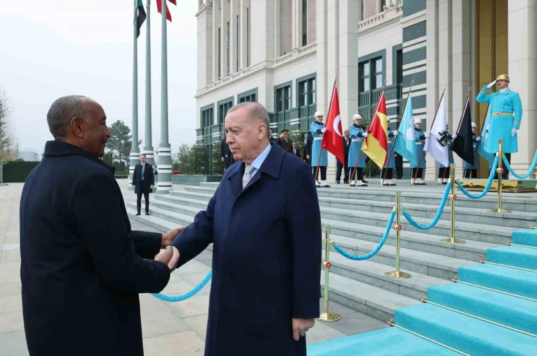 Cumhurbaşkanı Erdoğan, Sudan Egemenlik Konseyi Başkanı el Burhan’ı resmi törenle karşıladı