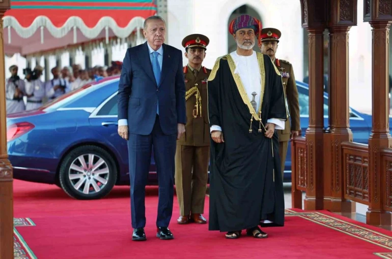 Cumhurbaşkanı Erdoğan, Umman’da resmi törenle karşılandı