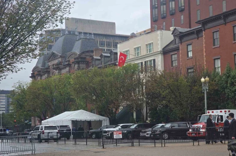 Cumhurbaşkanı Erdoğan’ın konakladığı Blair House’a Türk bayrağı çekildi