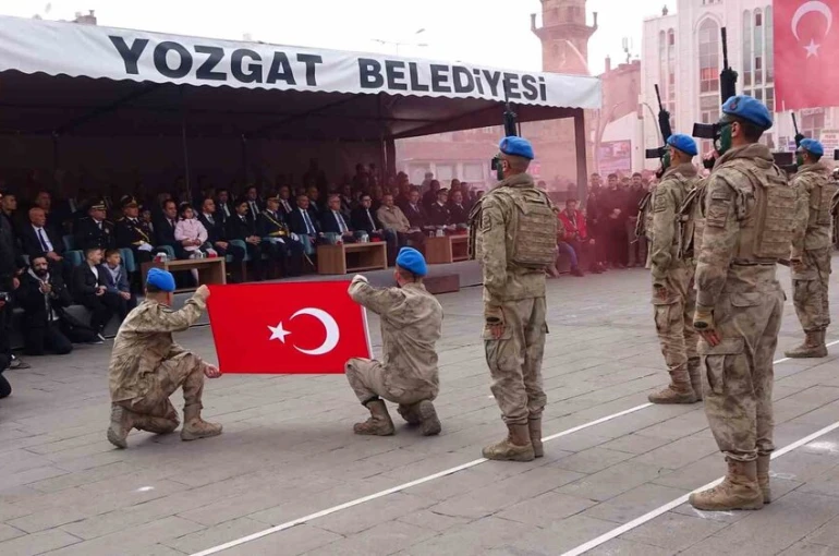 Cumhuriyet Bayramı coşkuyla kutlandı, komandolar gösteri yaptı