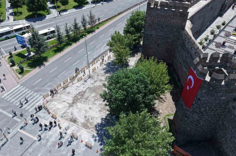 Cumhuriyet meydanında yenileme çalışması aralıksız sürüyor