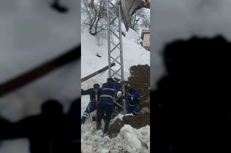 Çüngüş’te devrilen elektrik direkleri onarıldı