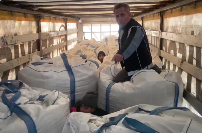 Çuvalların arasındaki 13 kaçak göçmen yakalandı