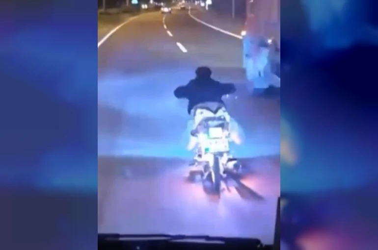 D-100’de motosikletle tehlikeli şov kamerada